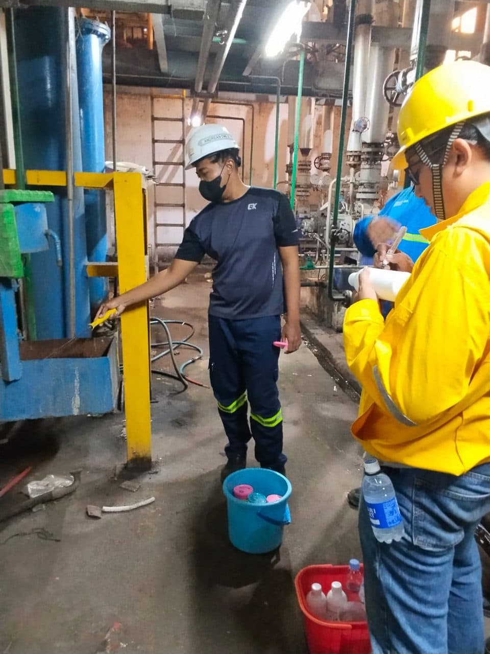 Pengambilan dan pengujian sampel air di area plant
